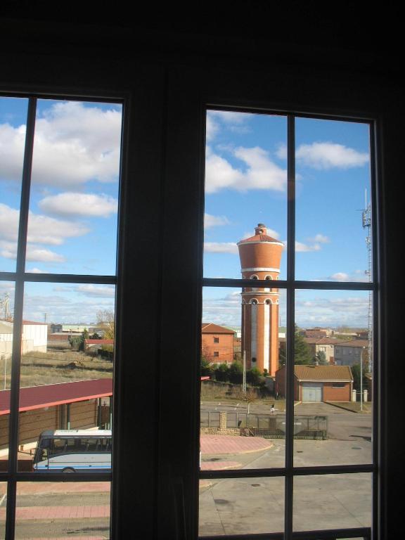 Hotel Reyes De Leon Santa María del Páramo Exterior foto